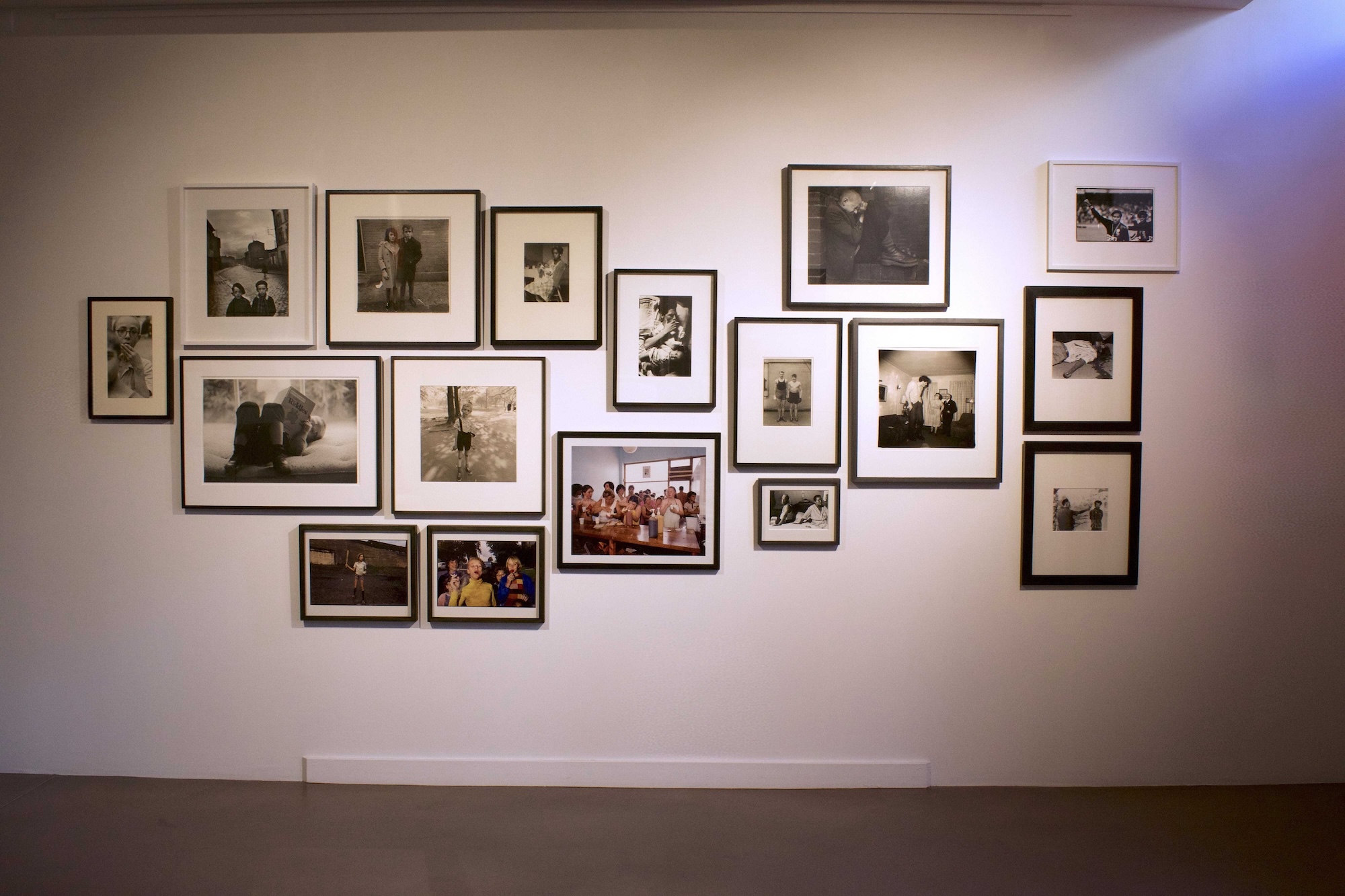 Vue de l’exposition Faire corps : accrochage de photographies sur un mur blanc