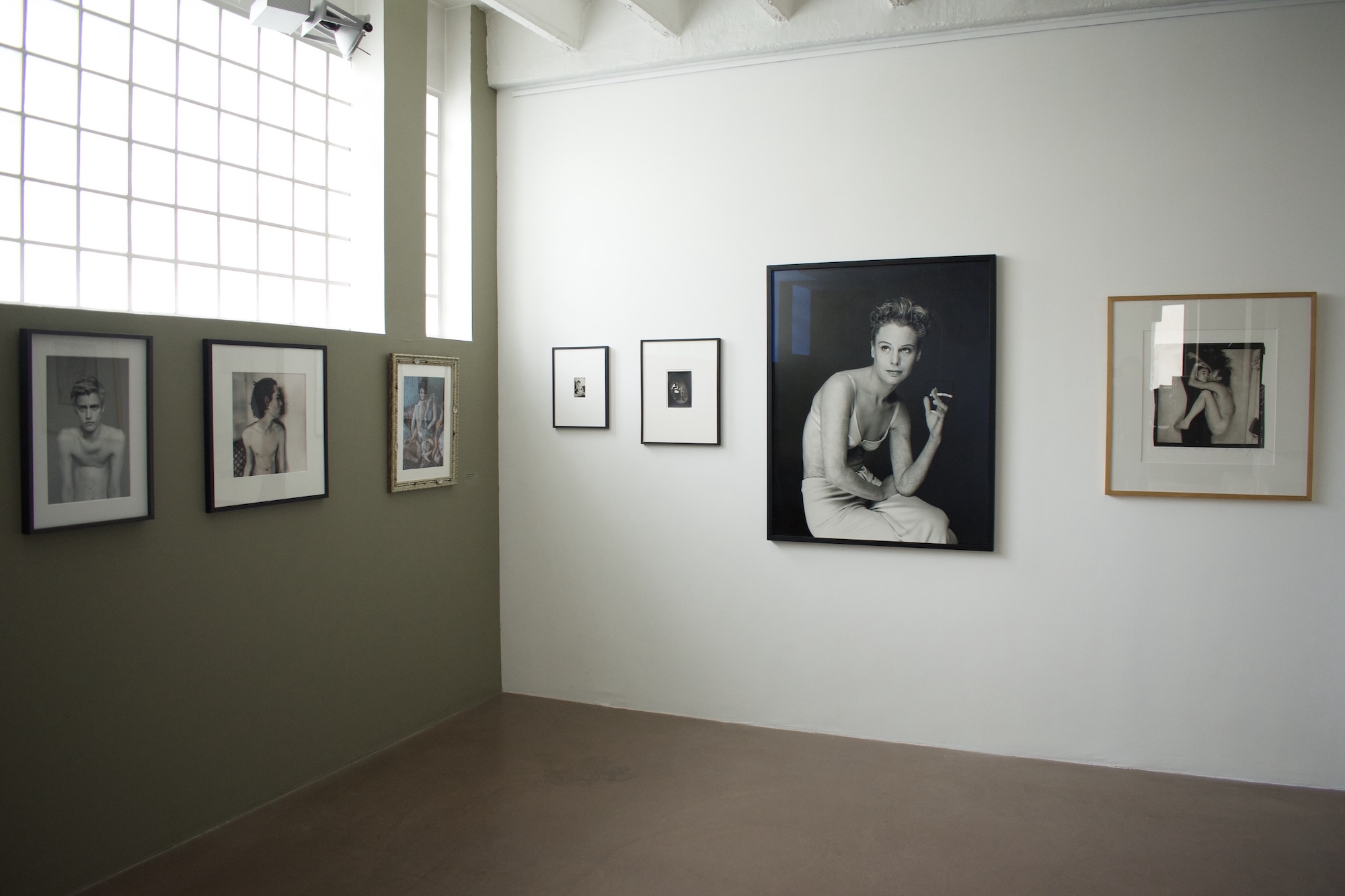 Vue de l’exposition Faire corps : portraits en noir et blanc