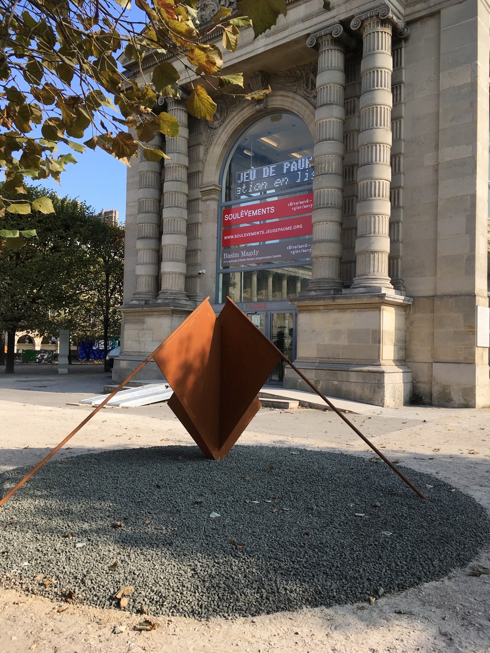 Sculpture en acier Corten de Mircea Cantor, devant l’entrée du musée du Jeu de Paume